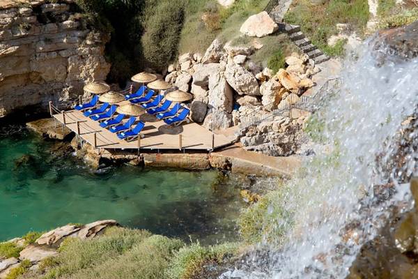 Club Resort Atlantis Terrasse mit Sonnenliegen und Wasserfall