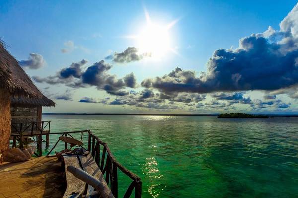 Sonne über Meer vor The Sands at Chale Island Resort