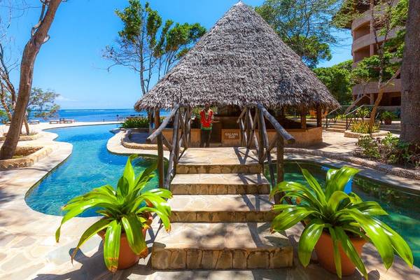 Gala Bar am Pool im Sands at Chale Island Resort mit einer Person in traditioneller Kleidung