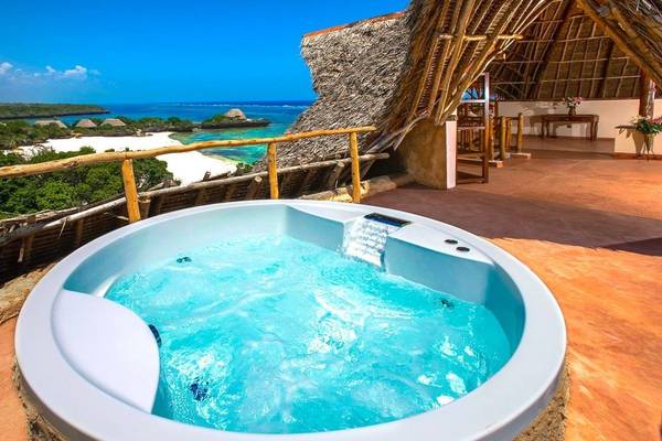 Whirlpool im Sands at Chale Island Resort mit Blick auf den Strand und das Meer