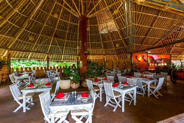 Innenbereich des Restaurants im Sands at Chale Island Resort mit hölzernem Dach und geometrischen Mustern.