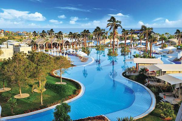 Luftaufnahme des Susesi Luxury Resorts mit großem Pool und Palmen