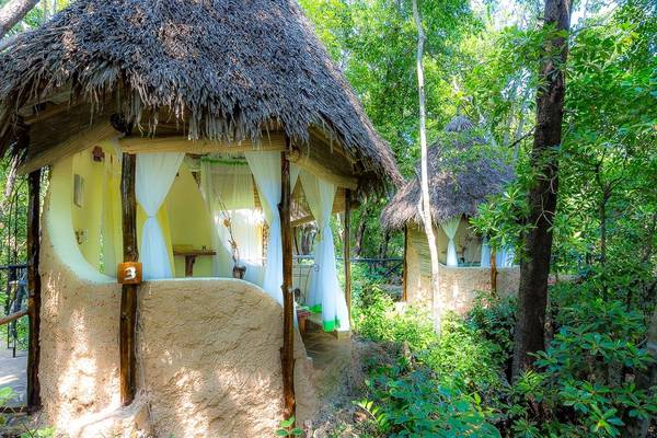 Sands at Chale Island Resort Bungalow im Wald mit Strohdach und Nummer 3