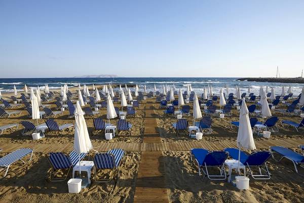 Strand mit vielen Sonnenliegen und Sonnenschirmen auf dem Astir Beach in Kreta.