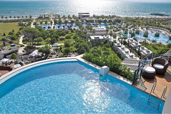 Aussicht auf den Pool des Susesi Luxury Resorts mit Meer und mehreren Gebäuden.
