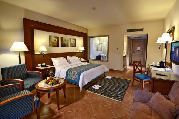 Charmillion Club Aqua Park Hotelzimmer mit Bett, Tisch, Fernseher und Möbeln