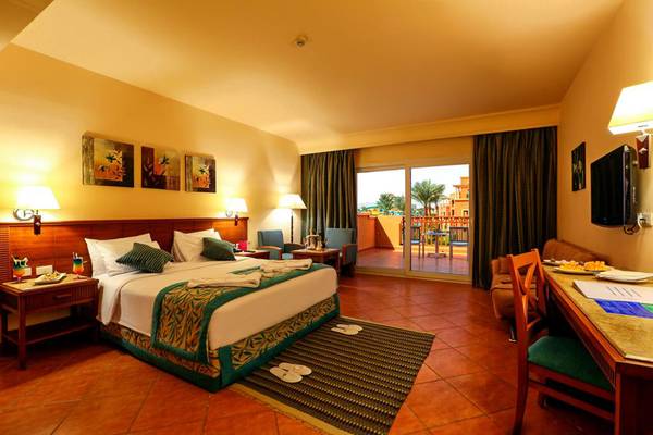 Charmillion Club Aqua Park Hotelzimmer mit Bett, Schreibtisch und Balkon