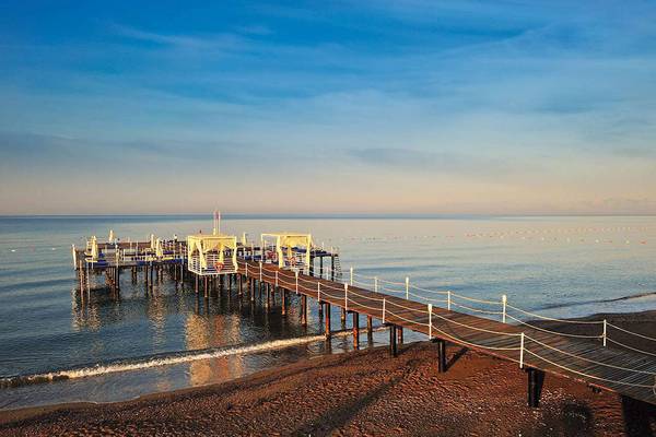 Susesi Luxury Resort Pier am Meer mit Sonnenuntergang im Hintergrund