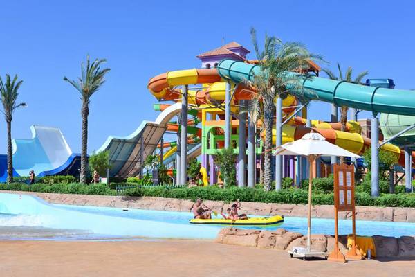 Foto des Charmillion Club Aqua Park mit mehreren bunten Wasserrutschen und einem Schwimmbecken.