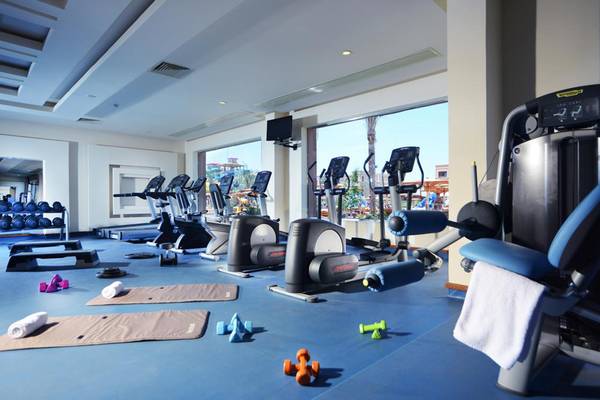 Fitnesscenter im Charmillion Club Aqua Park mit Laufbändern, Hanteln und Trainingsgeräten