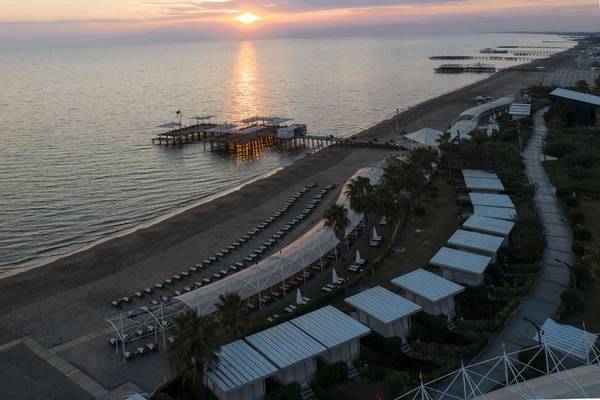 Luftaufnahme des Susesi Luxury Resorts am Strand bei Sonnenuntergang