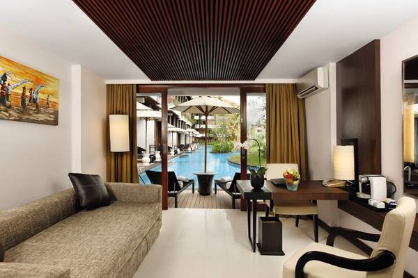 Innenansicht der Suite im Melia Bali Hotel mit Blick auf den Pool.