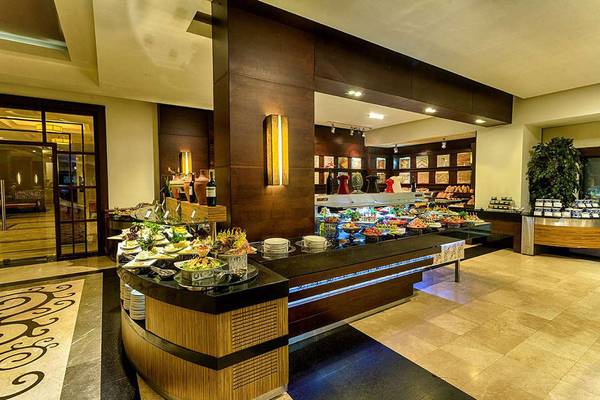 Buffetbereich im Susesi Luxury Resort mit verschiedenen Gerichten und Dekor.