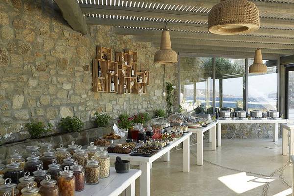 Buffetbereich im Rocabella Mykonos Art Hotel mit vielen Gerichten und Blick auf das Meer.