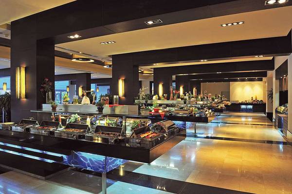 Buffetbereich im Susesi Luxury Resort mit vielen Speisen und Dekoration.