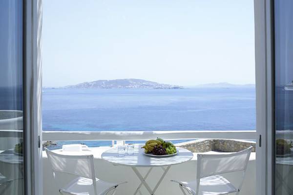Blick von der Balkon des Rocabella Mykonos Art Hotel auf das Meer.