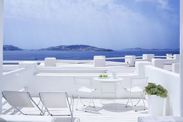 Balkon des Rocabella Mykonos Art Hotel mit Blick auf das Meer und Inseln.