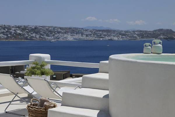 Terrasse des Rocabella Mykonos Art Hotel & Spa mit Whirlpool und Meerblick