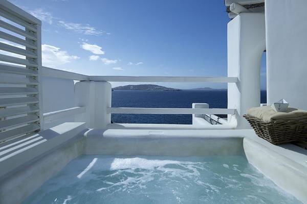 Whirlpool auf dem Balkon des Rocabella Mykonos Art Hotel & Spa mit Blick auf das Meer.