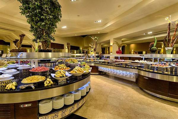 Buffettisch im Susesi Luxury Resort mit verschiedenen Früchten und Desserts.