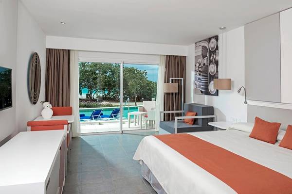 Innenansicht der Suite im Iberostar Origin Bella Vista Varadero mit Blick auf den Pool.
