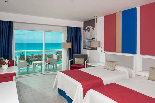 Zimmer im Iberostar Origin Bella Vista Varadero Hotel mit Blick auf den Ozean.