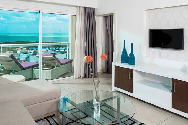 Wohnzimmer im Iberostar Origin Bella Vista Varadero Hotel mit Blick auf das Meer.