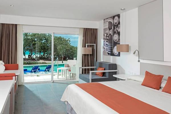 Innenansicht eines Hotelzimmers im Iberostar Origin Bella Vista Varadero mit Blick auf den Pool.