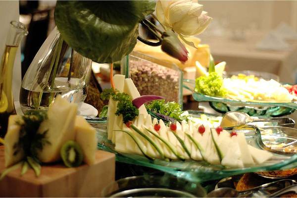 Buffetplatter im Susesi Luxury Resort mit Käse, Gemüse und Früchten.