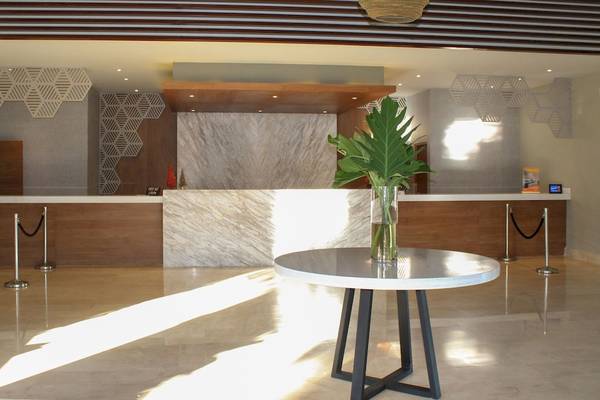 Lobby des Casa Marina Beach Resort mit Tisch, Pflanze und Empfangstresen.