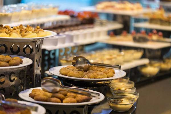 Buffettisch im Susesi Luxury Resort mit verschiedenen Desserts und Gerichten.