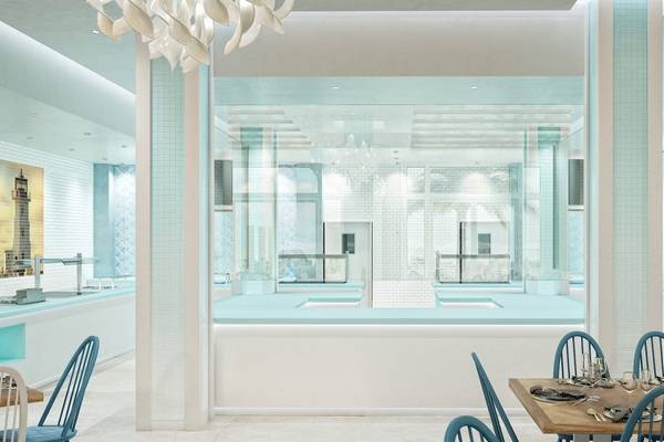 Innendesign des Coral Level im Iberostar Selection Bávaro Hotel mit blauen und weißen Wänden, modernen Möbeln und einer großen Glasfront.