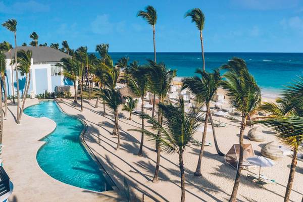 Ein Hotel namens Coral Level at Iberostar Selection Bávaro mit einem Pool und einem Strand