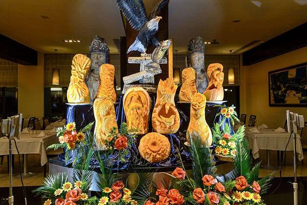 Susesi Luxury Resort Restaurant mit Skulpturen-Display und Adler-Statue.