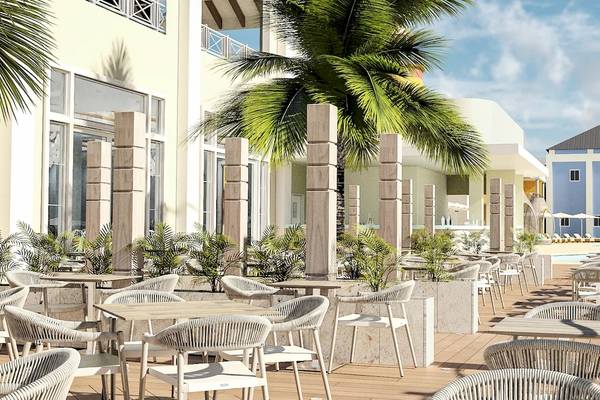 Terrasse des Coral Level at Iberostar Selection Bávaro Hotels mit Tischen und Stühlen