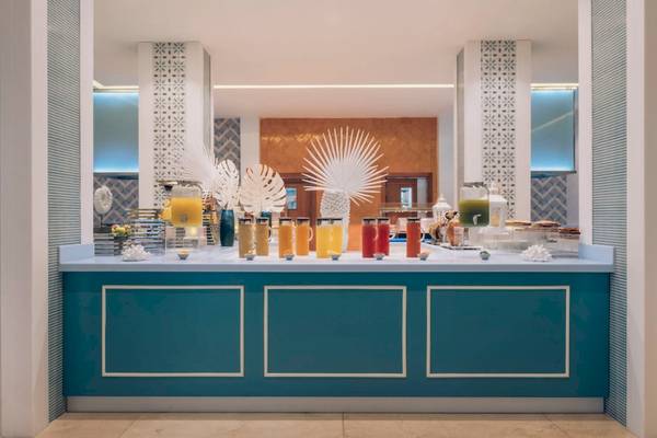 Getränkestation im Coral Level des Iberostar Selection Bávaro Hotels mit verschiedenen farbigen Getränken und Dekor.