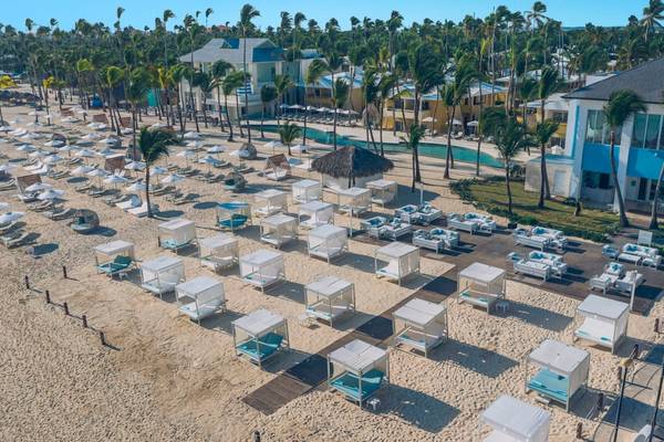 Luftaufnahme des Coral Level at Iberostar Selection Bávaro Strandes mit vielen Sonnenliegen und Palmen