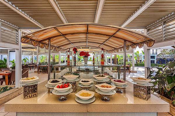 Buffet-Tisch im Susesi Luxury Resort mit verschiedenen Gerichten.