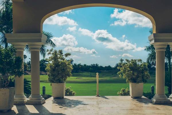 Terrasse des Coral Level at Iberostar Selection Bávaro mit Ausblick auf den Golfplatz