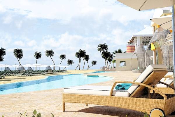 Poolszene im Coral Level at Iberostar Selection Bávaro mit Lounge-Sesseln und Sonnenschirmen.