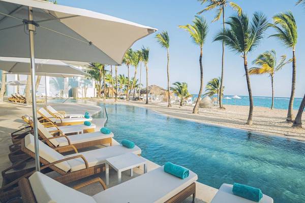 Außenpool mit Liegestühlen und Sonnenschirmen im Coral Level at Iberostar Selection Bávaro Hotel.