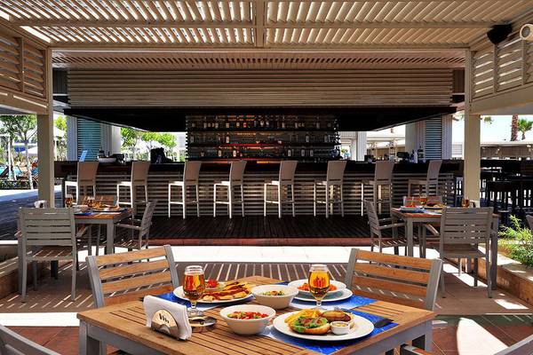 Susesi Luxury Resort Restaurant mit Sitzecke und Bar im Freien.