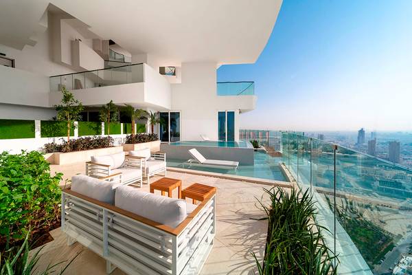 FIVE Jumeirah Village Hotel Balkon mit Pool und Stadtaussicht