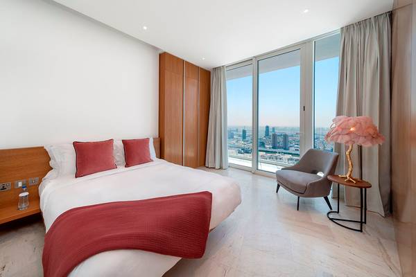 Schlafzimmer im FIVE Jumeirah Village Hotel mit Blick auf die Stadt