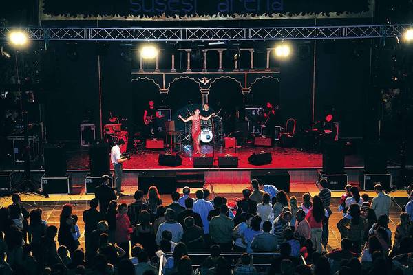Live-Musik-Veranstaltung im Susesi Luxury Resort mit einer Sängerin und Band auf der Bühne.