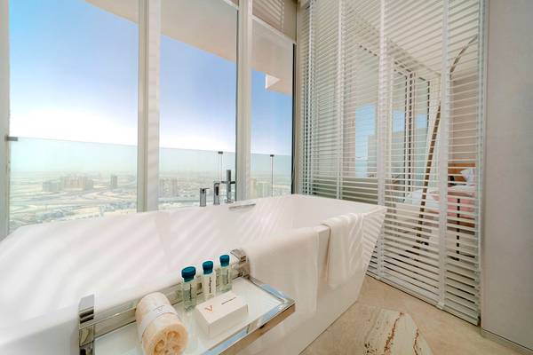 Bad mit Aussicht auf die Stadt im FIVE Jumeirah Village Hotel
