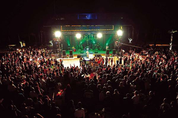 Ein Konzert des Susesi Luxury Resorts bei Nacht mit einer großen Menschenmenge.