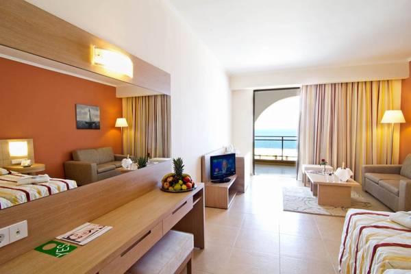 Hotelzimmer im Kresten Royal Euphoria Resort mit Meerblick, bequemen Möbeln und modernen Annehmlichkeiten.