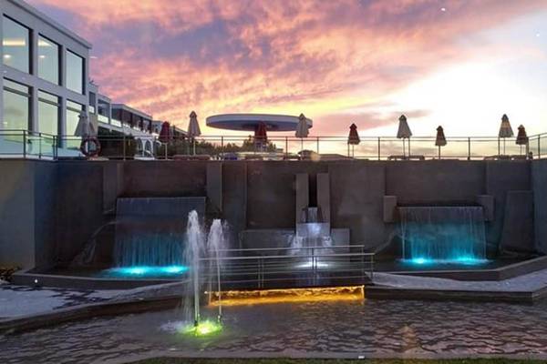 Kresten Royal Euphoria Resort Wasserfall bei Sonnenuntergang