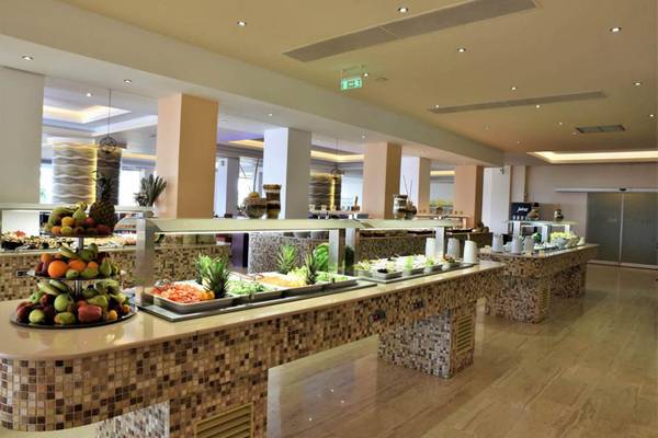 Buffetbereich im Kresten Royal Euphoria Resort mit verschiedenen Obstsalaten und Gerichten.